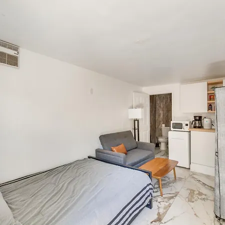 Sherman Oaks Hideaway Lush Grounds, Shared Pool!